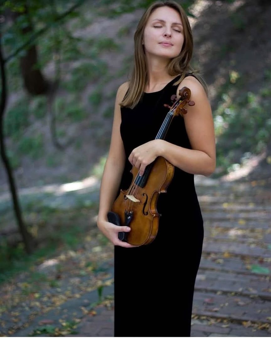 Signature Violin — siyah gala elbisesiyle akustik keman