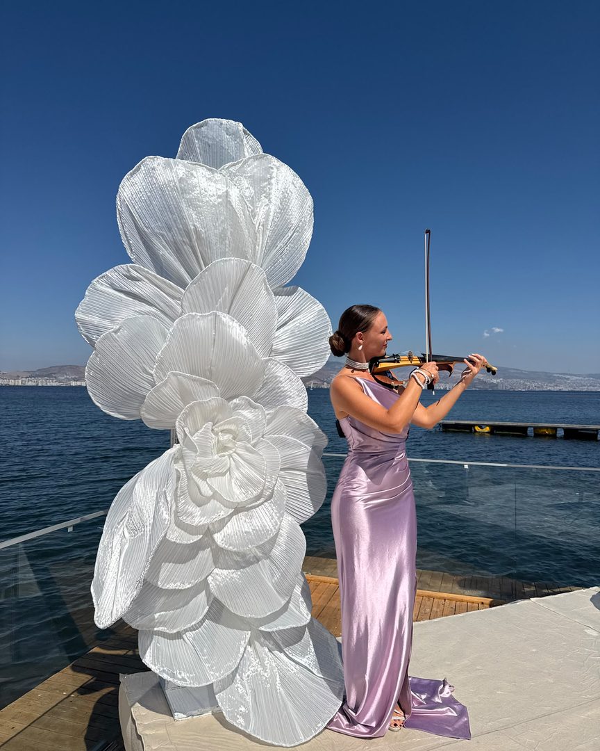 Elektro Violin & DJ — deniz kenarında elektro keman performansı