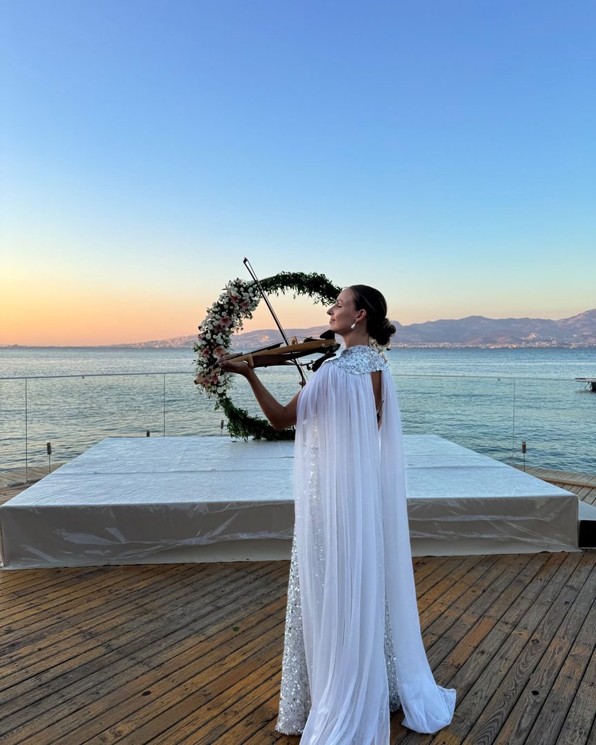 VIP Experience — beyaz pelerinli sahne kostümü