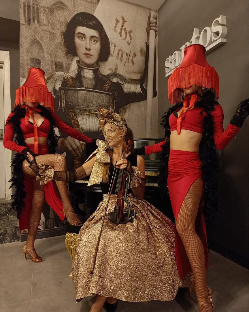 Royal Experience — iki hostes ve altın kostümlü keman performansı