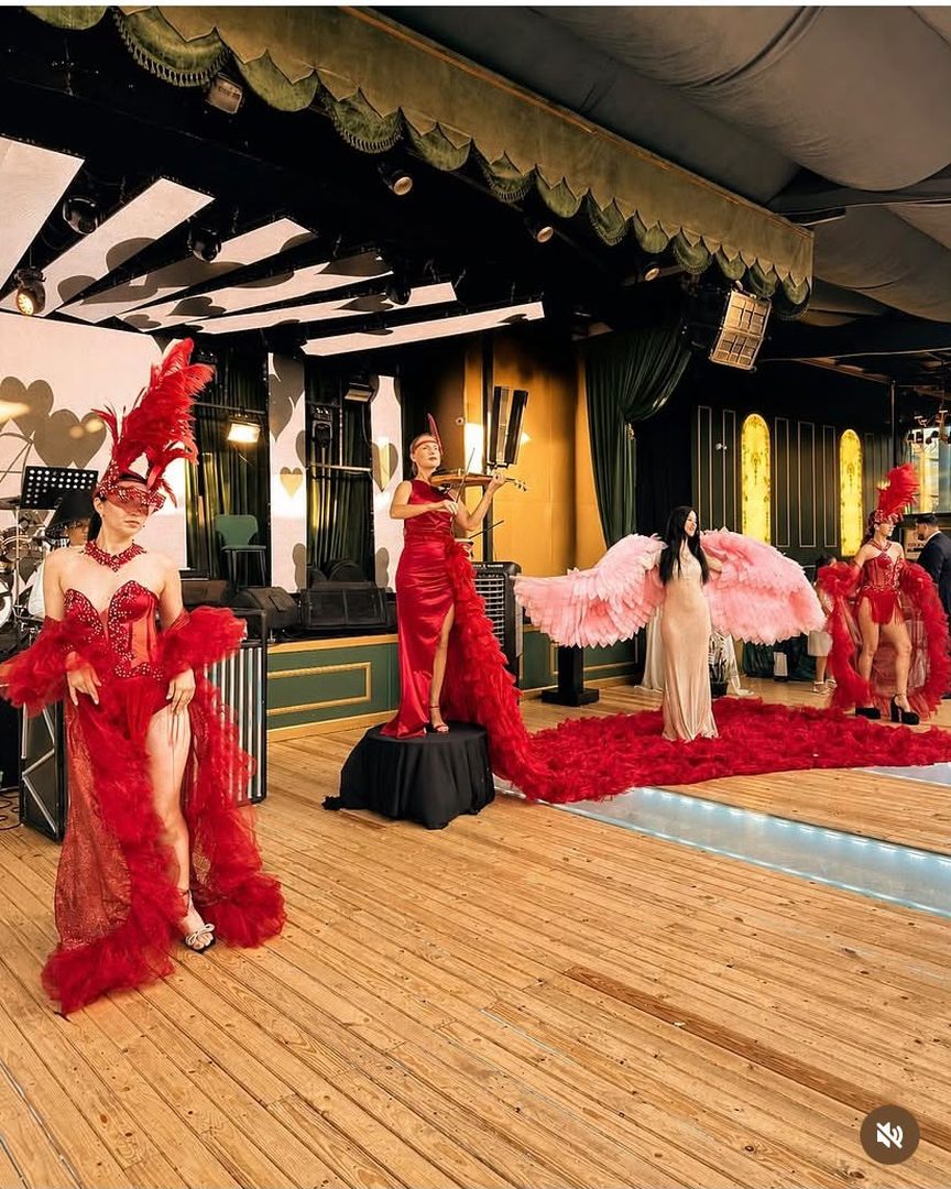 Royal Experience — karşılama alanında hostesler